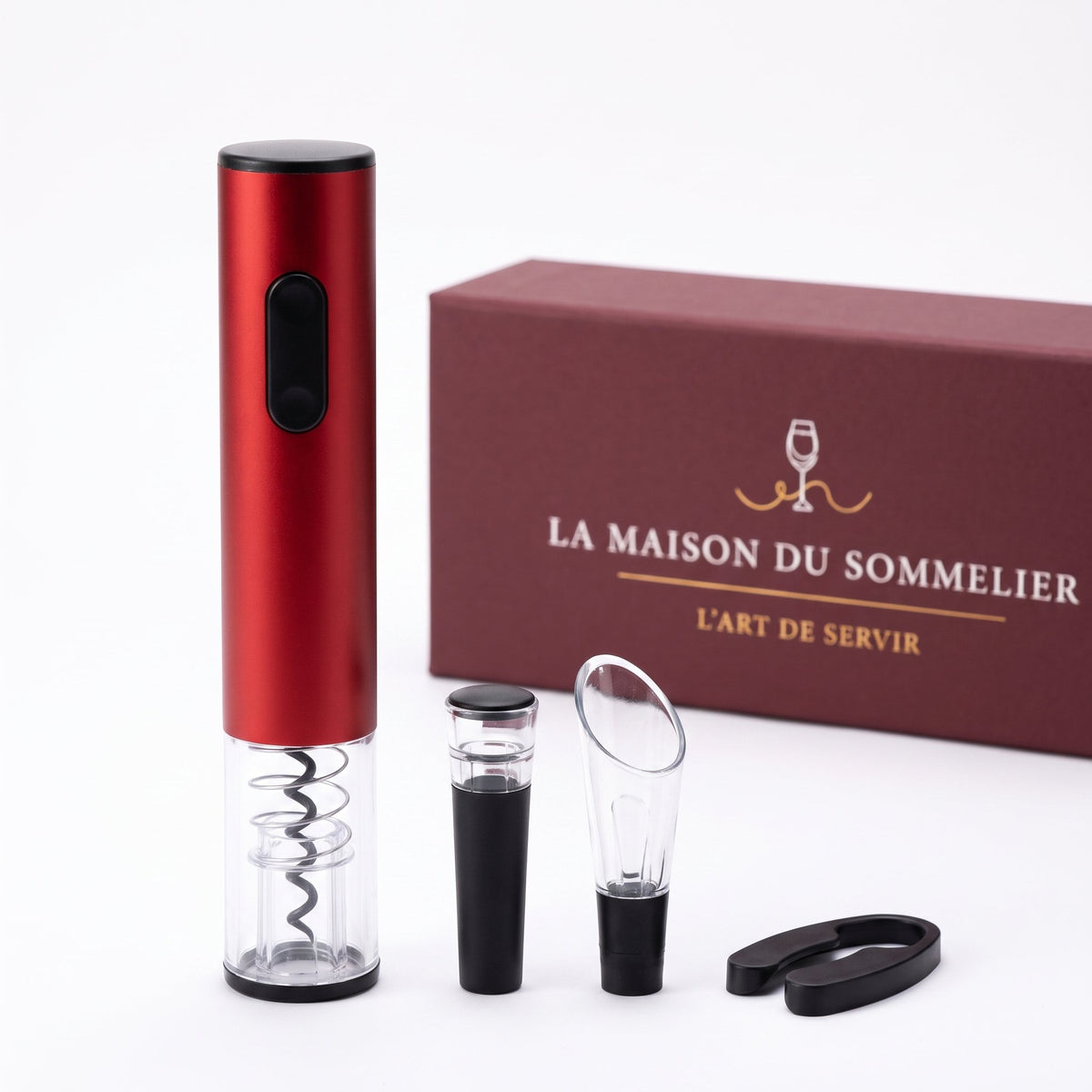 Coffret tire-bouchon électrique rouge et ses accessoires devant la boîte cadeau bordeaux, fond blanc — La Maison du Sommelier