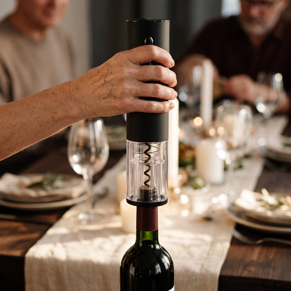 Tire-bouchon électrique Classe posé sur le goulot d'une bouteille de vin