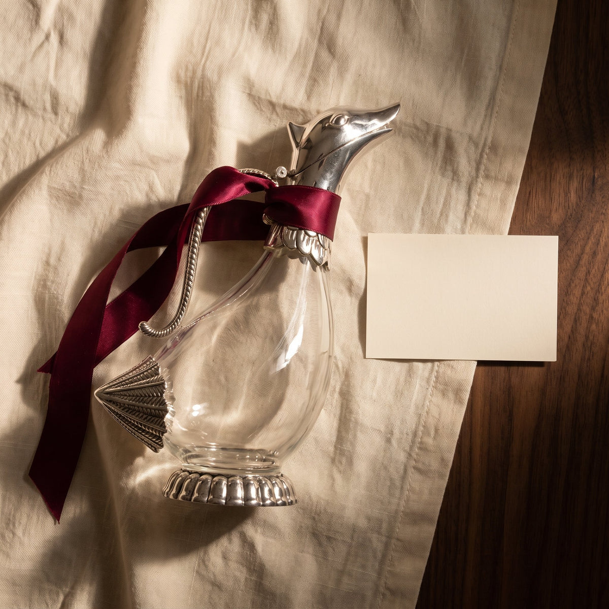 Carafe Canard Sauvage avec ruban cadeau bordeaux sur lin crème