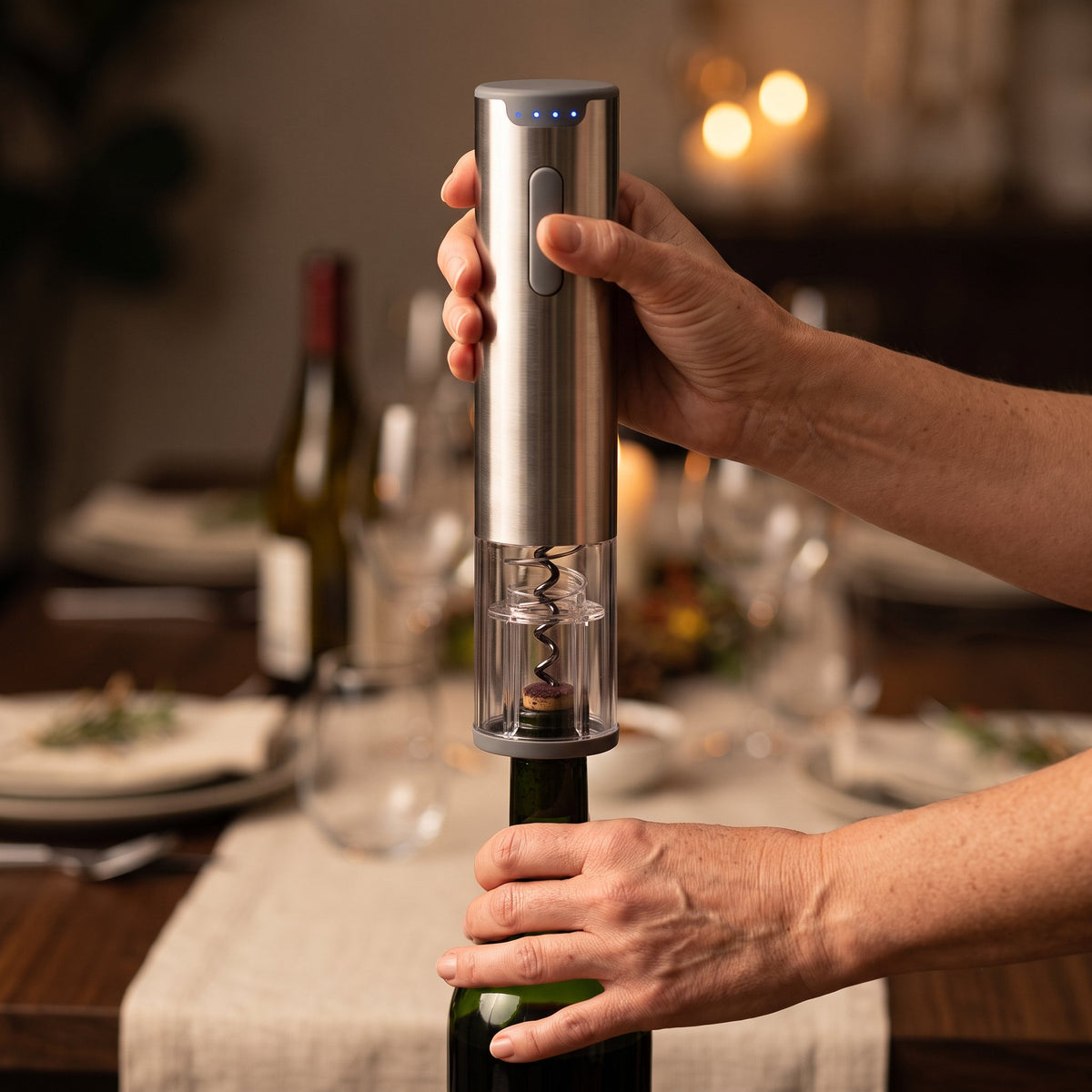 Tire-bouchon électrique Luxueux posé sur le goulot d'une bouteille de vin