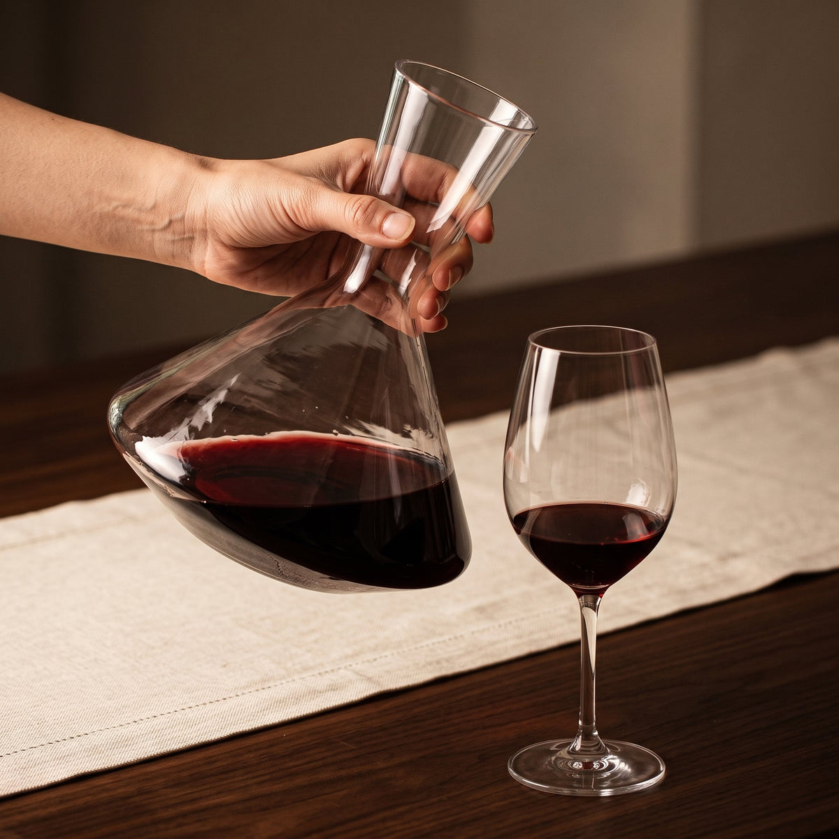 Carafe Culbuto Swing tenue inclinée en main