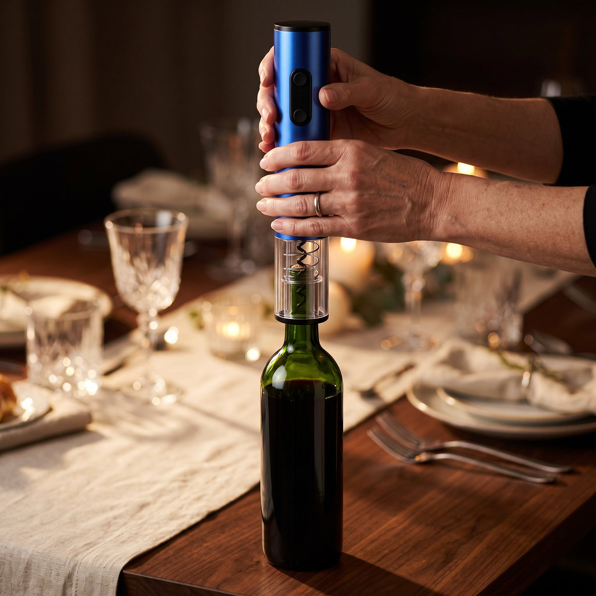 Tire-bouchon électrique Blue Design posé sur le goulot d'une bouteille de vin