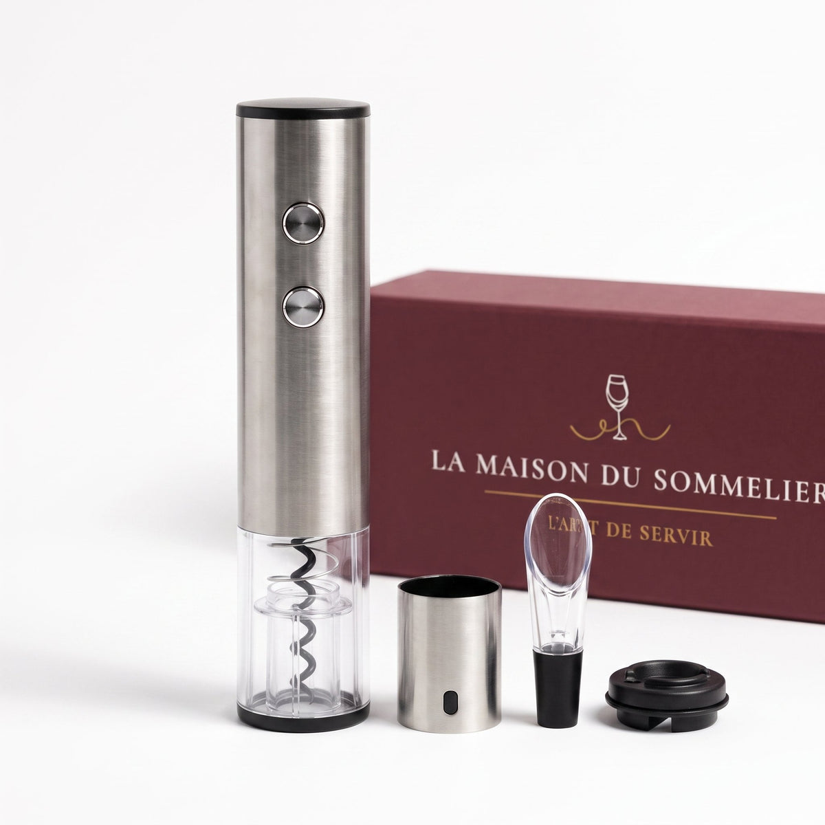 Pack tire-bouchon électrique haut de gamme avec coupe-capsule, verseur et bouchon devant la boîte cadeau bordeaux, fond blanc — La Maison du Sommelier
