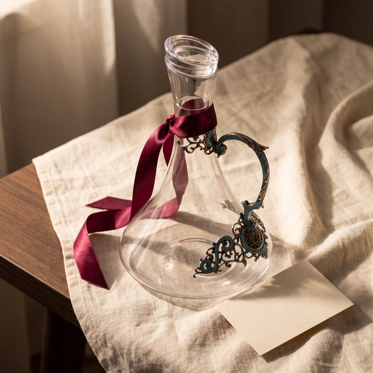 Carafe Victoria avec ruban cadeau bordeaux sur lin crème