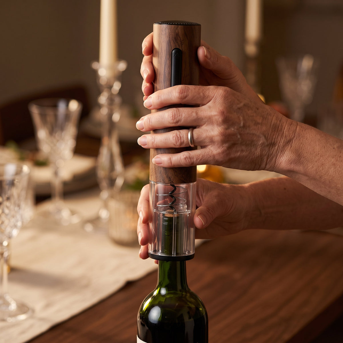 Tire-bouchon électrique Bois posé sur le goulot d'une bouteille de vin
