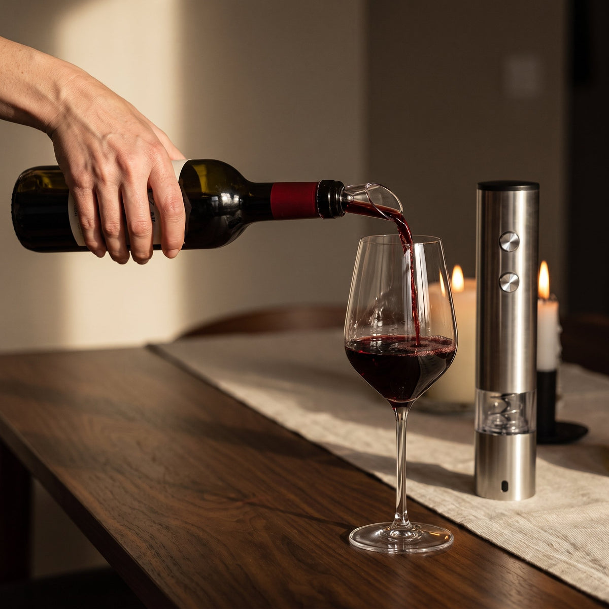 Service du vin avec le bec verseur du pack, tire-bouchon électrique posé sur la table