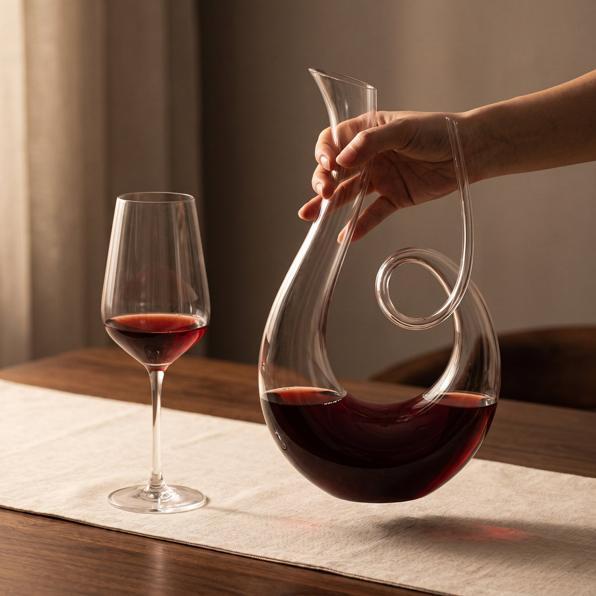 Carafe Sloop tenue en main, col bouclé en verre