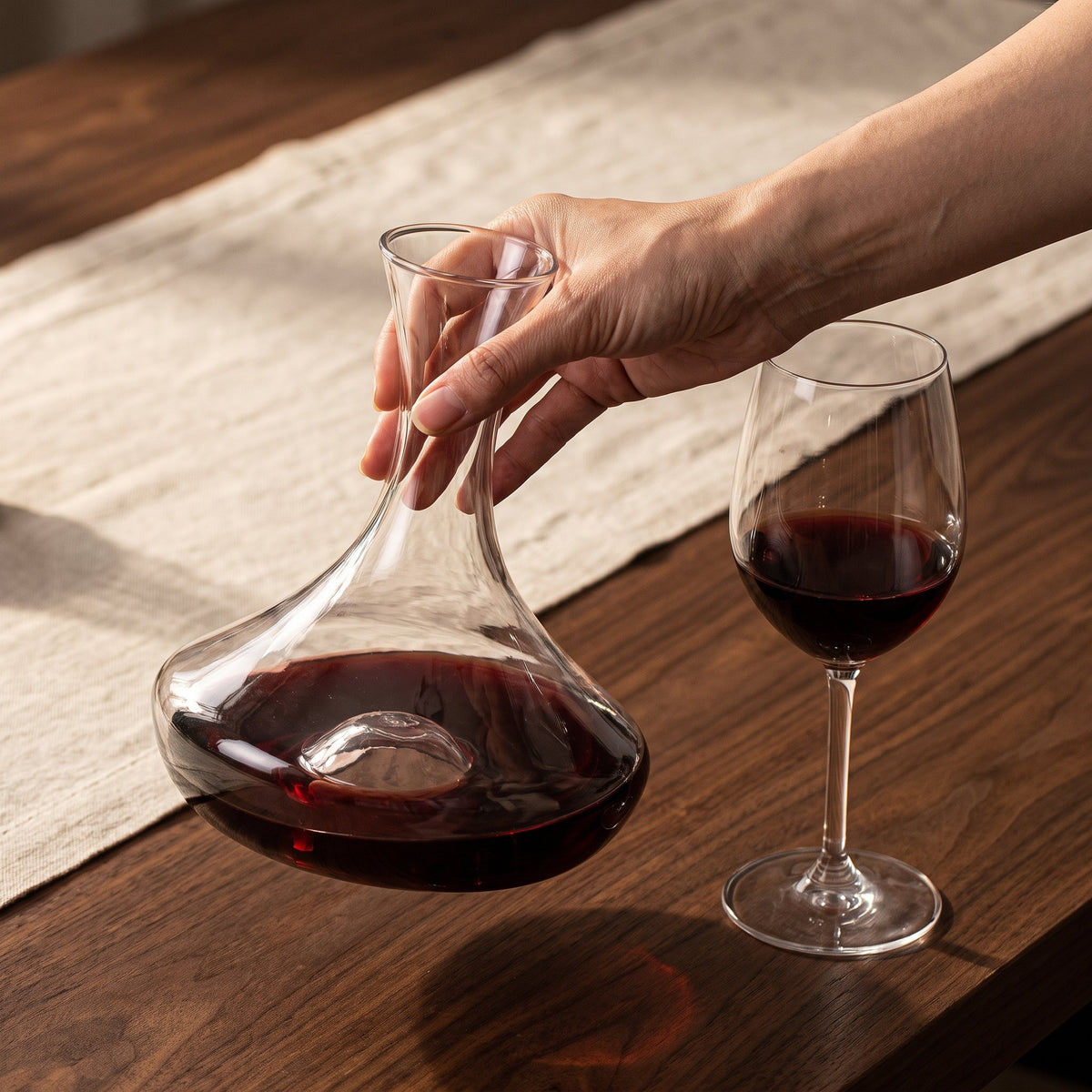 Carafe Uppercup tenue inclinée dans la paume