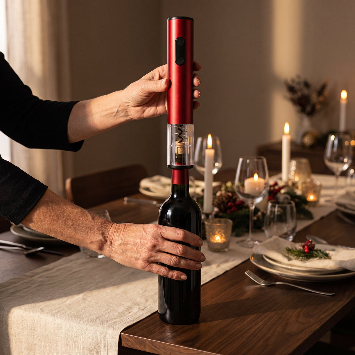 Tire-bouchon électrique rouge présenté au-dessus de la table dressée — La Maison du Sommelier