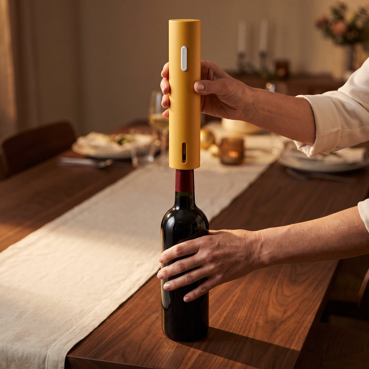 Tire-bouchon électrique uni jaune posé sur une bouteille de vin — La Maison du Sommelier