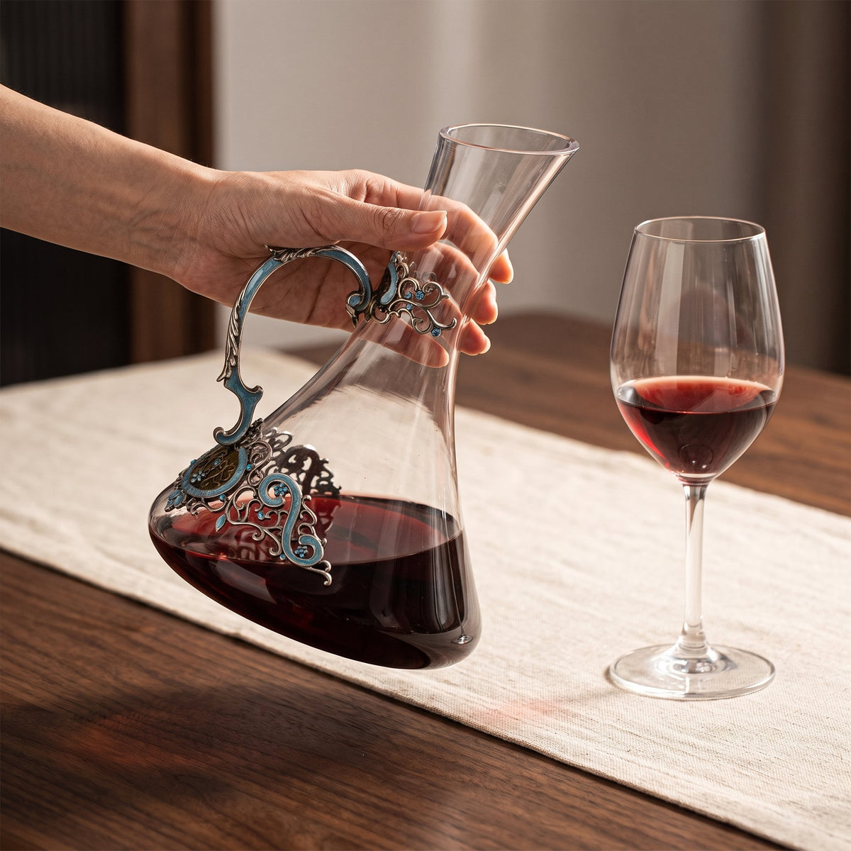 Carafe Victoria tenue en main, verre ciselé ancien