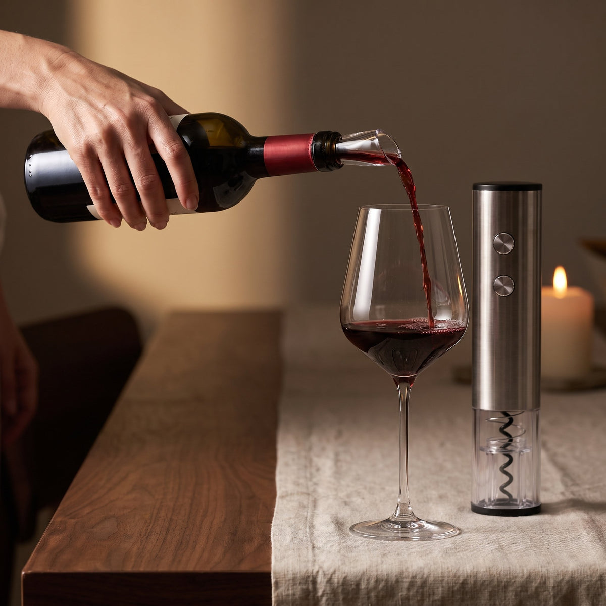 Service du vin avec le bec verseur du coffret tire-bouchon électrique