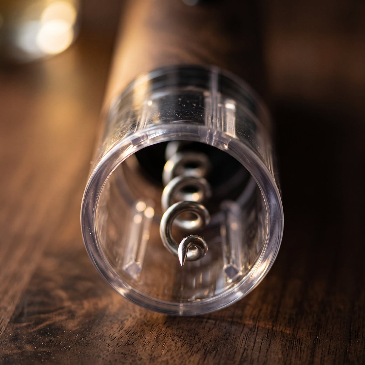 Détail de la vrille en acier inoxydable du tire-bouchon électrique Bois
