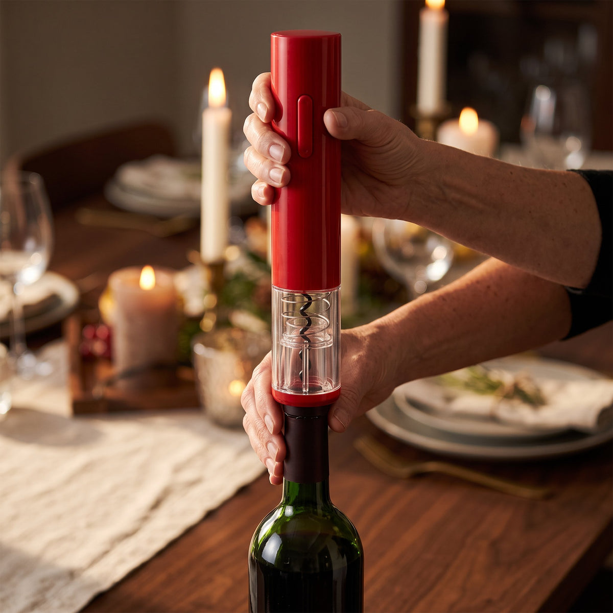 Tire-bouchon électrique Automatique Rouge posé sur le goulot d'une bouteille de vin