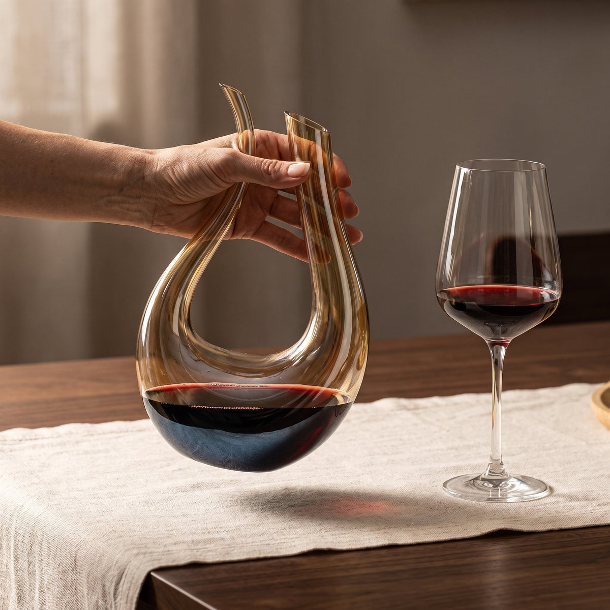 Carafe Cisne Brown tenue en main, verre ambré