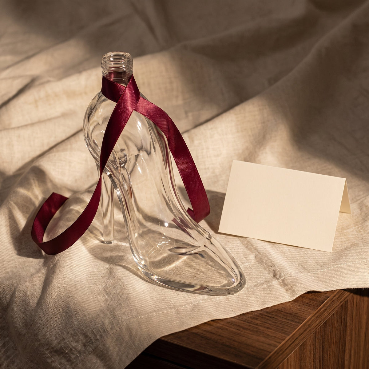 Carafe Talon Aiguille avec ruban cadeau bordeaux sur lin crème