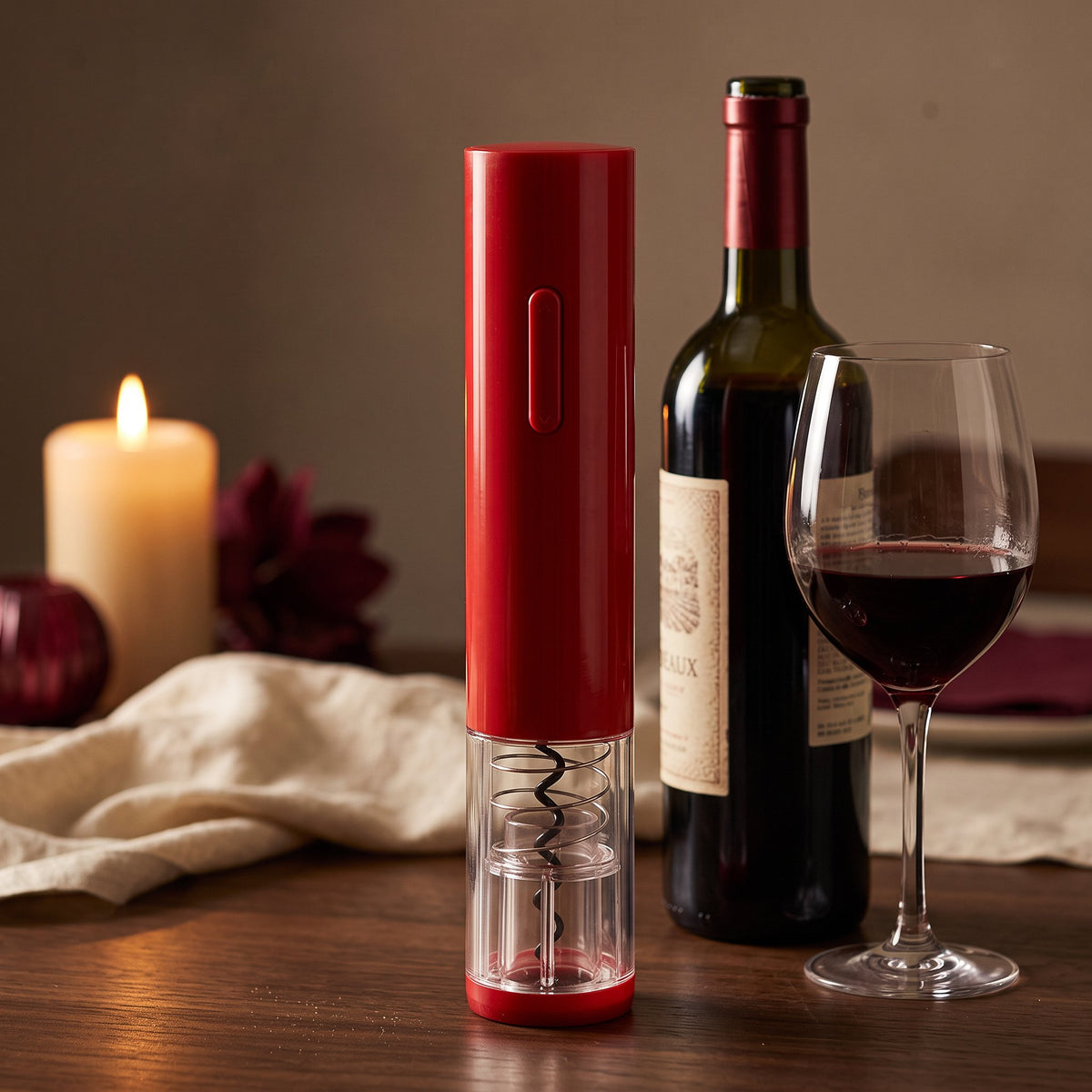 Tire-bouchon électrique Automatique Rouge sur une table de dîner en noyer avec bouteille et verre de vin rouge