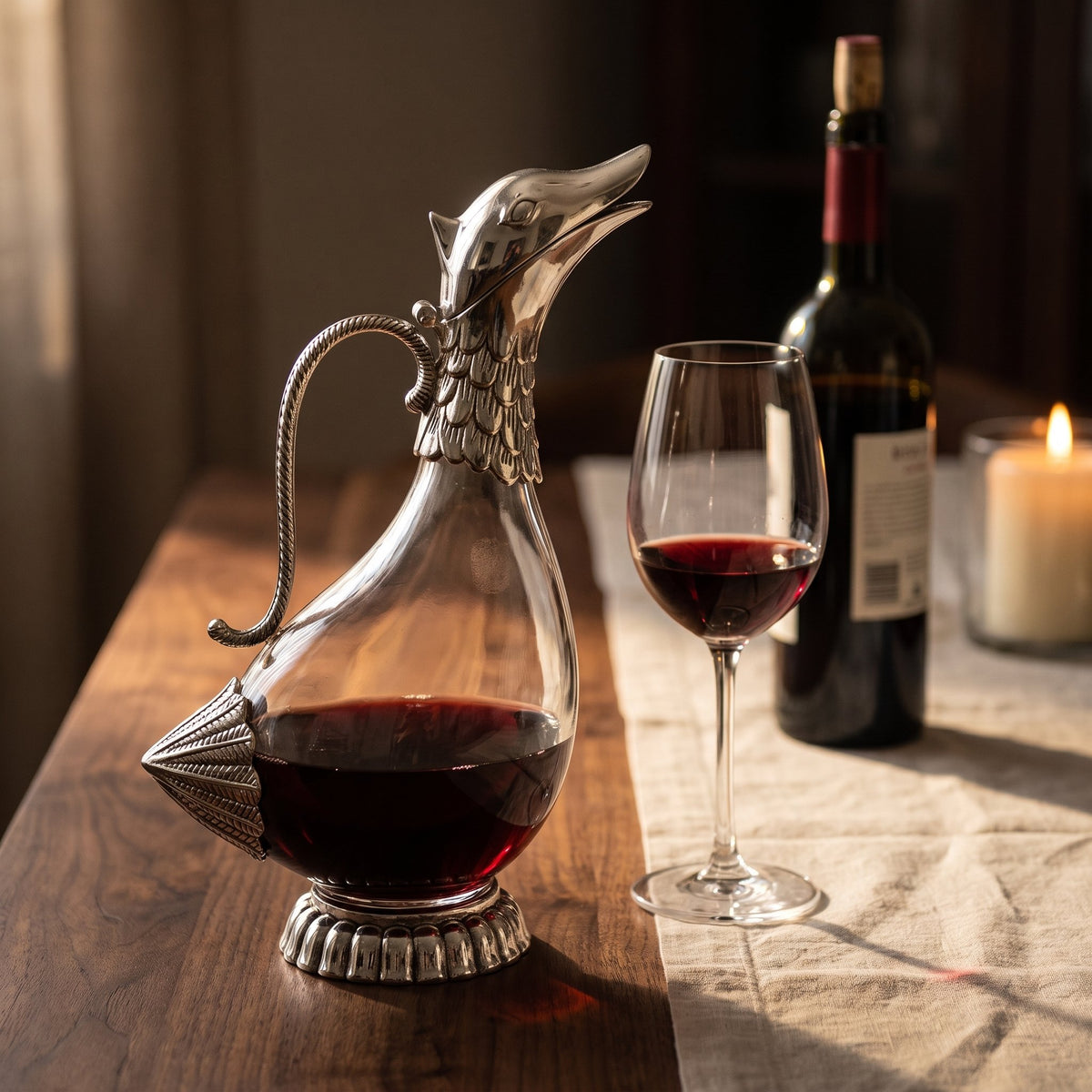 Carafe Canard Sauvage en forme de canard, vin rouge sur table de dîner