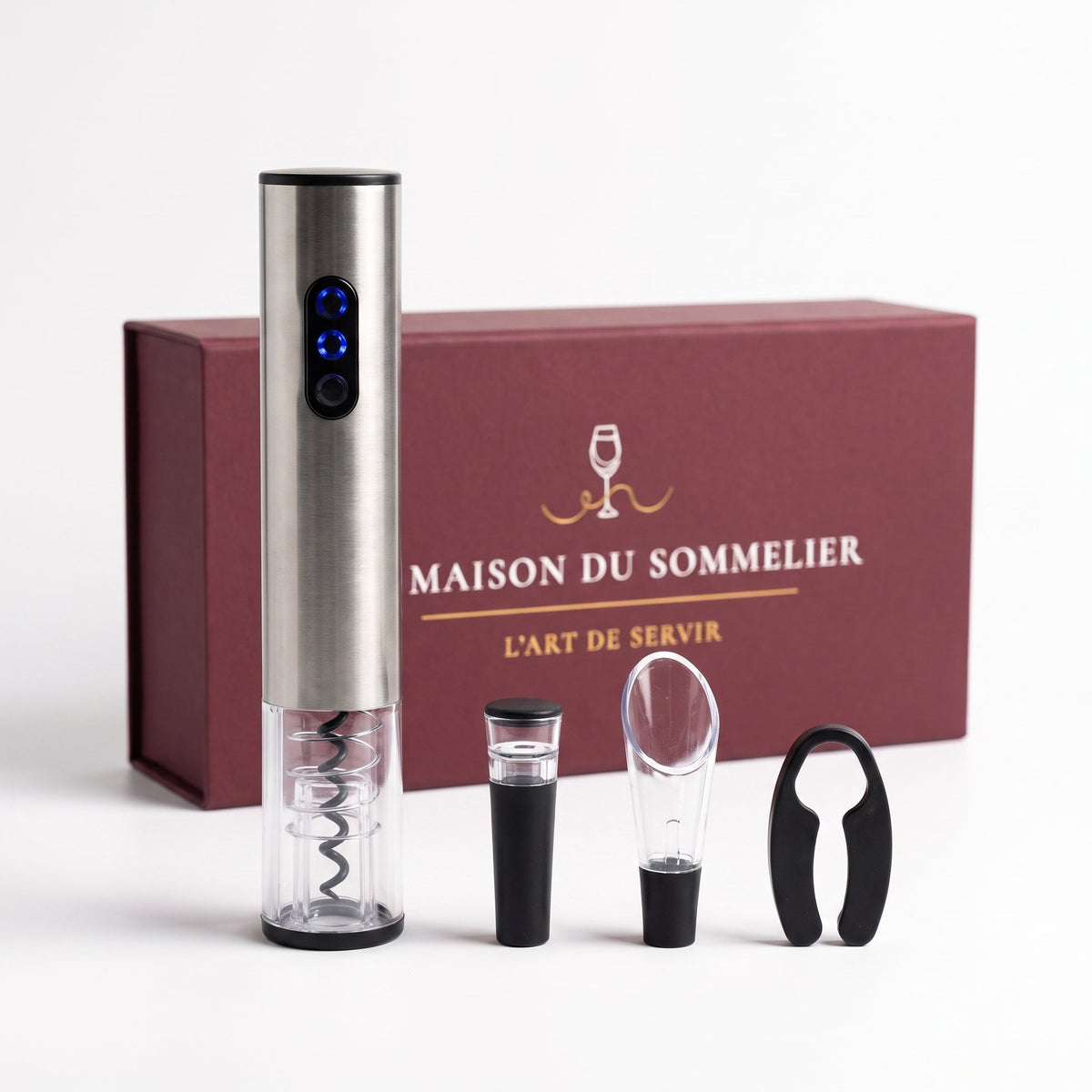 Coffret tire-bouchon électrique gris avec verseur, bouchon et coupe-capsule devant la boîte cadeau bordeaux, fond blanc — La Maison du Sommelier