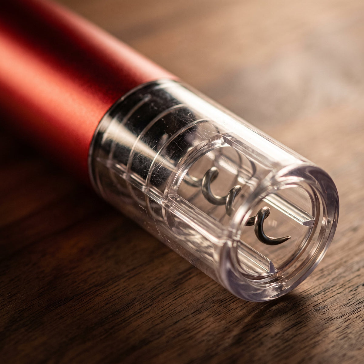 Détail de la vis sans fin du tire-bouchon électrique rouge — La Maison du Sommelier