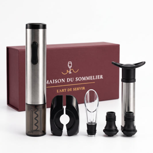 Coffret tire-bouchon électrique avec pompe à vide, verseur, bouchons et coupe-capsule devant la boîte cadeau bordeaux, fond blanc — La Maison du Sommelier