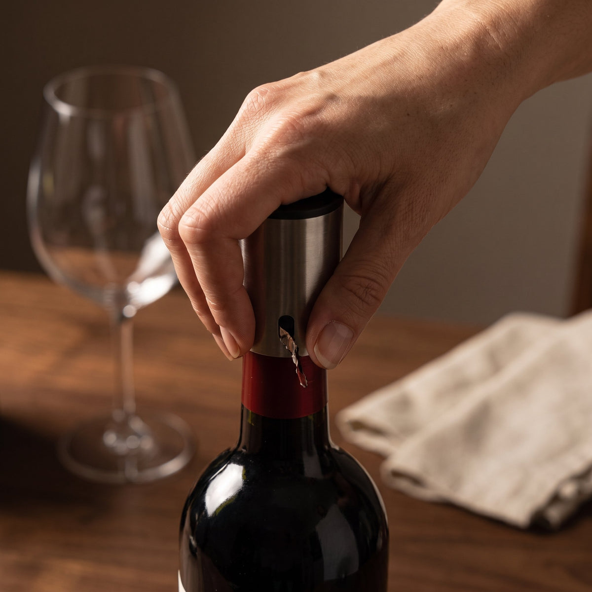 Coupe-capsule en acier du pack utilisé sur le col d'une bouteille de vin