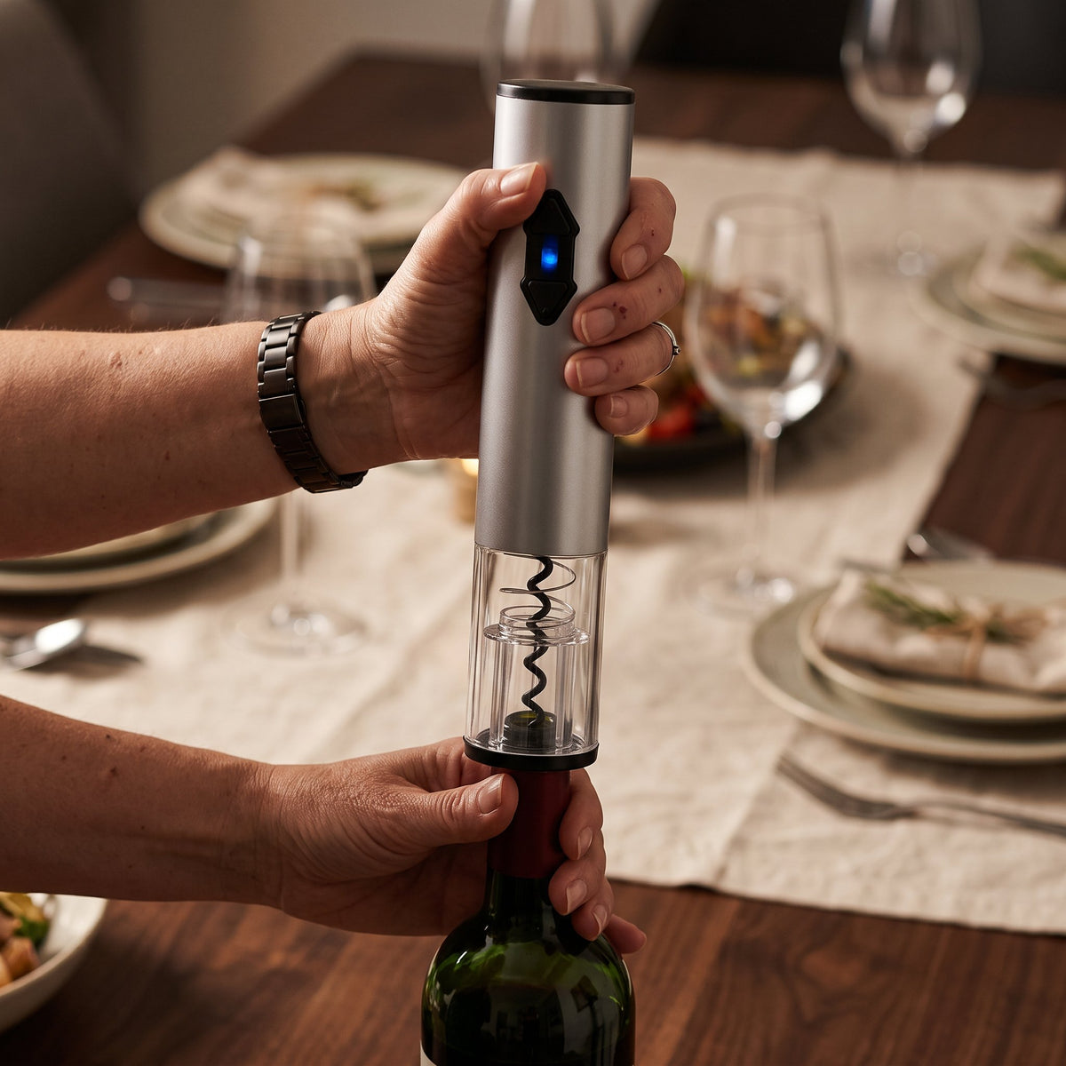Tire-bouchon électrique Led posé sur le goulot d'une bouteille de vin