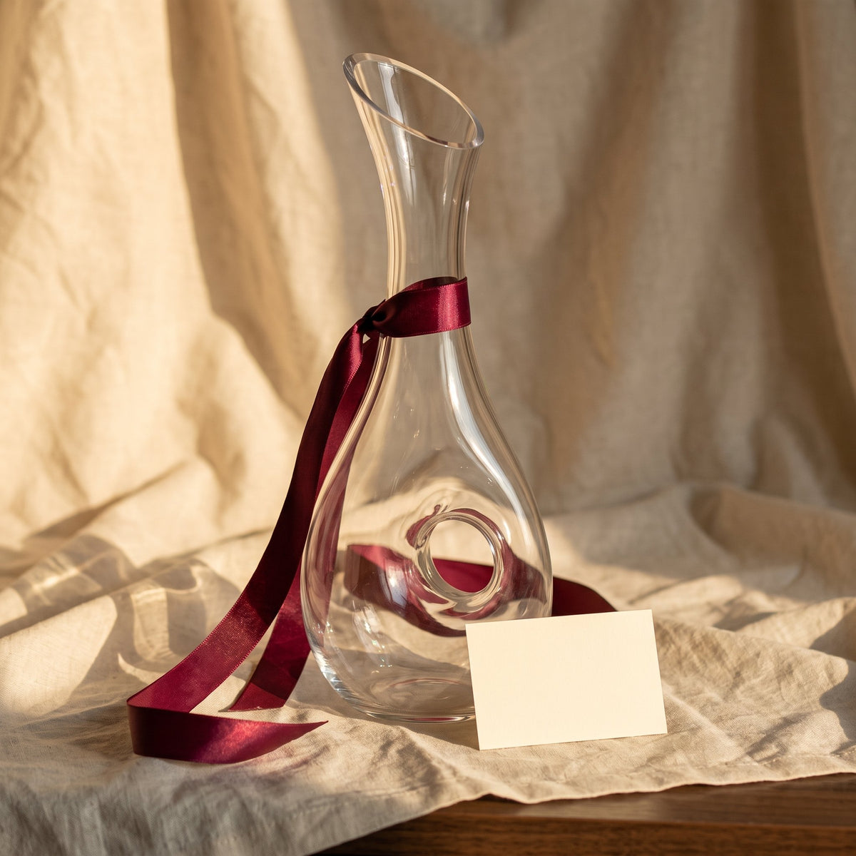Carafe Purdey avec ruban cadeau bordeaux sur lin crème