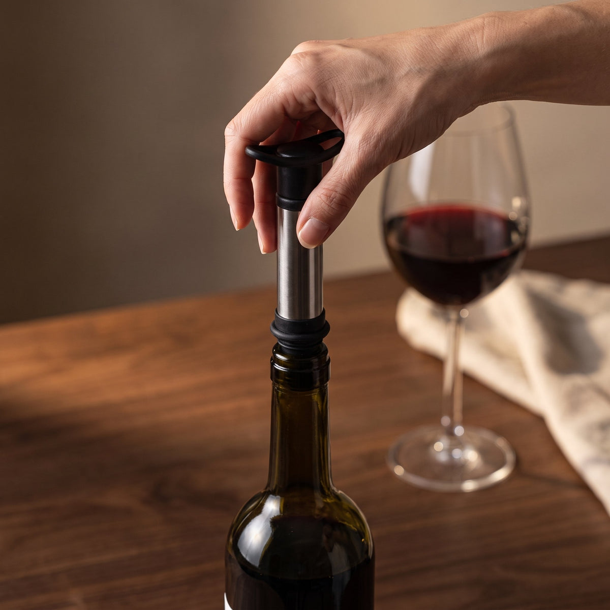 Pompe à vide du coffret utilisée pour conserver une bouteille de vin entamée