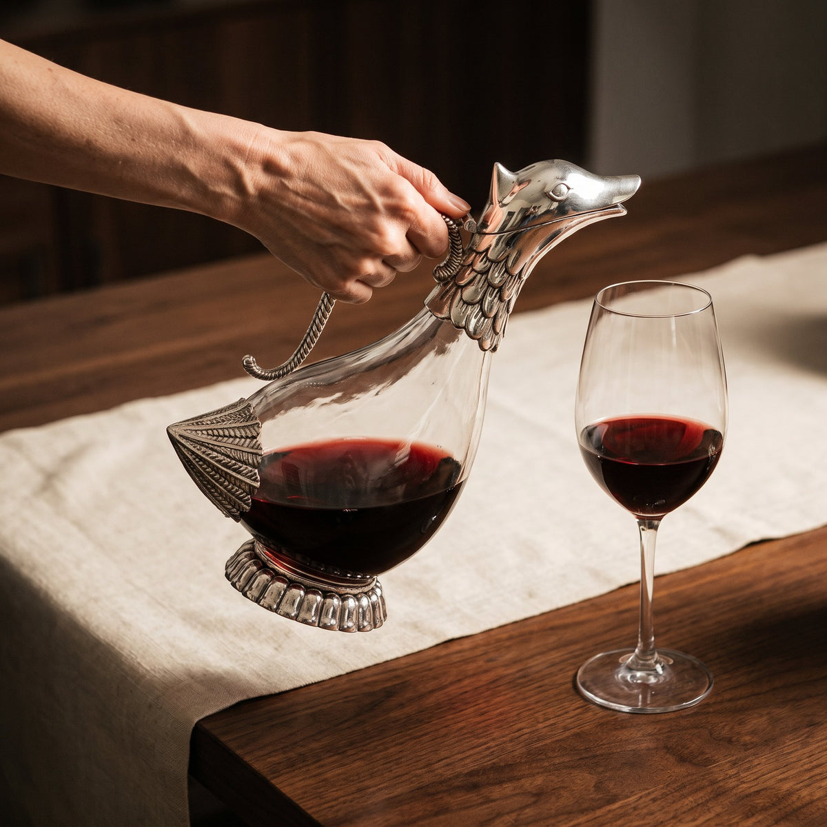 Carafe Canard Sauvage tenue en main au-dessus de son socle