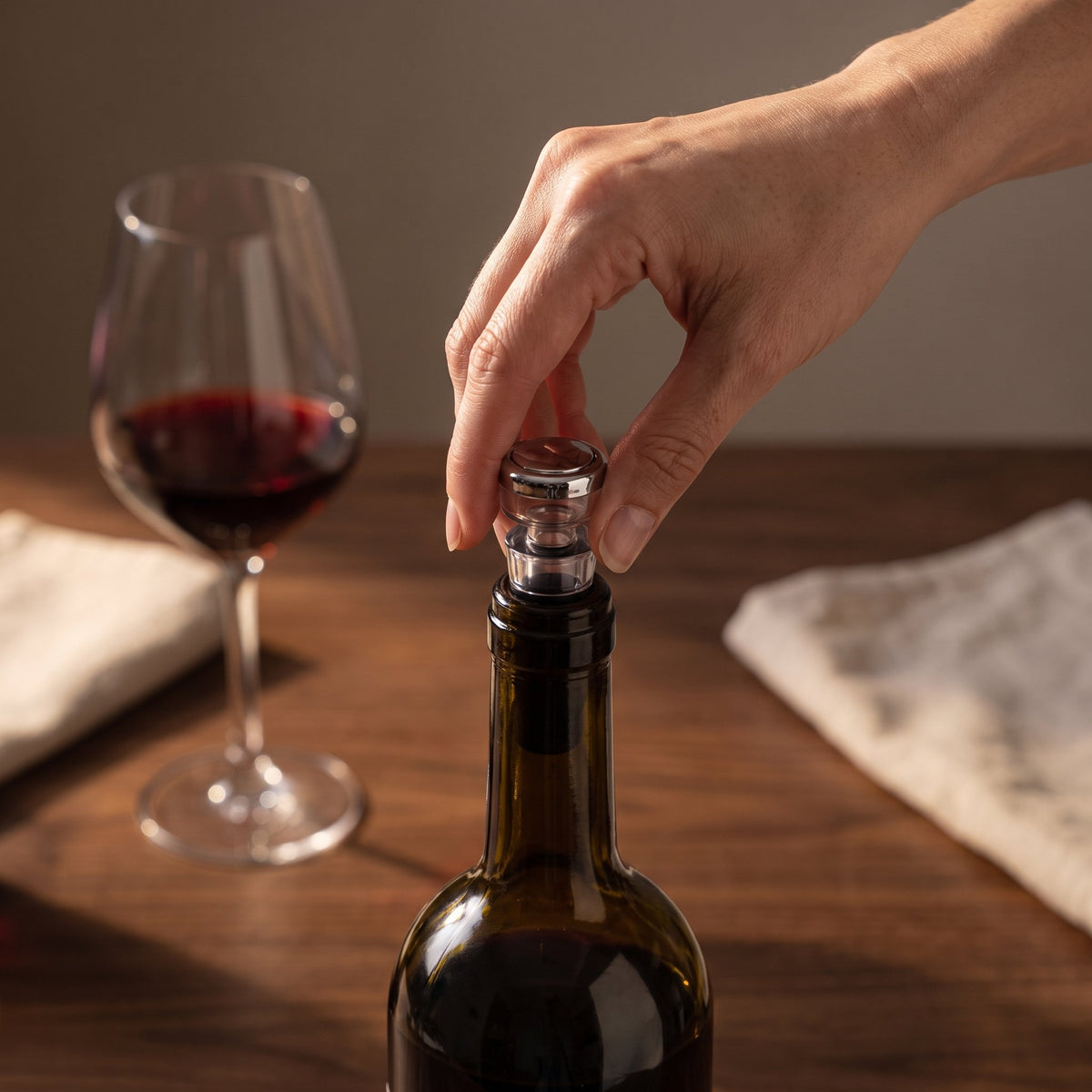 Bouchon sous vide du coffret posé sur une bouteille de vin entamée