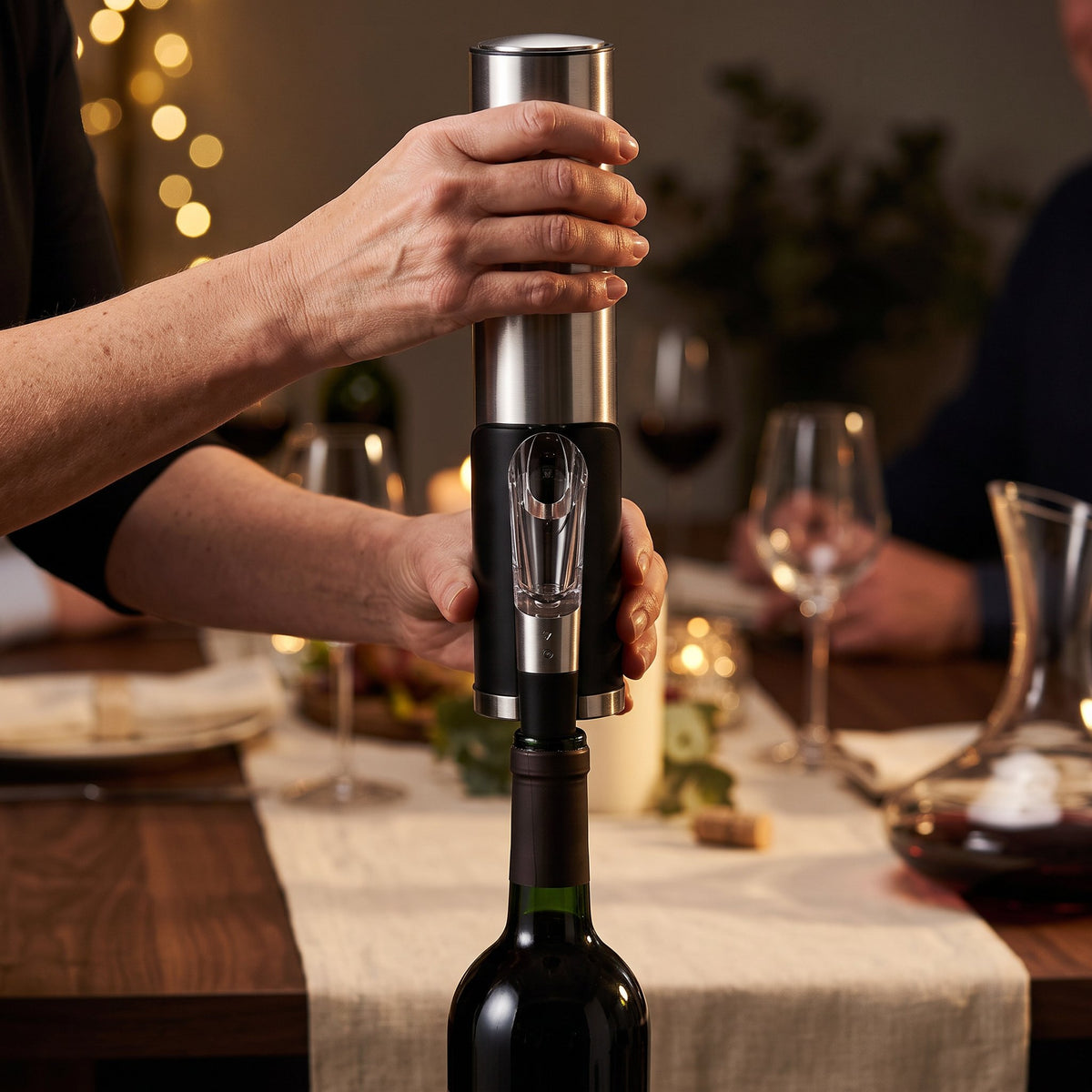 Tire-bouchon électrique Haute Gamme posé sur le goulot d'une bouteille de vin