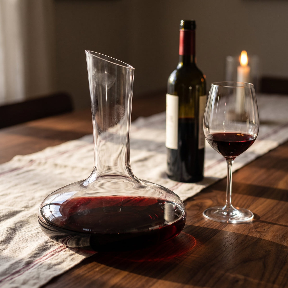 Carafe Demoiselle élancée, vin rouge sur table de dîner