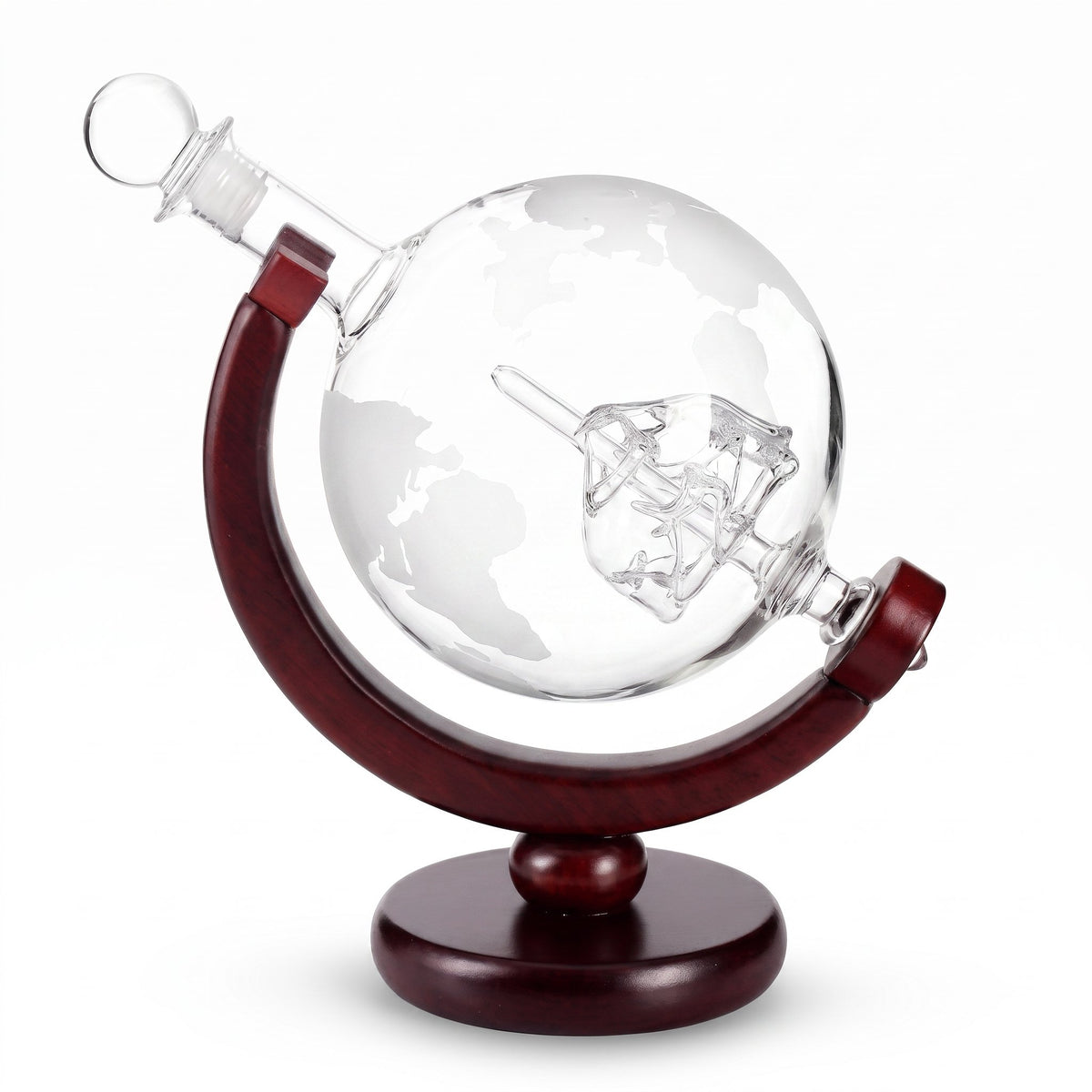 Carafe Globe Trotter, globe gravé carte du monde sur socle bois — packshot fond blanc