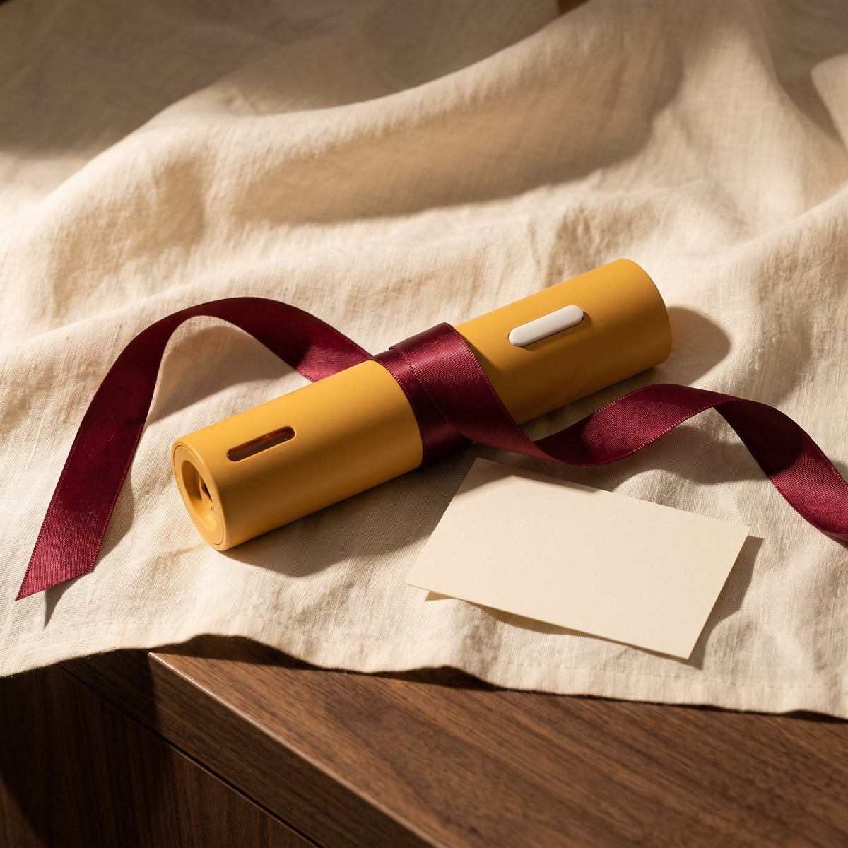 Tire-bouchon électrique uni jaune en cadeau avec ruban bordeaux — La Maison du Sommelier