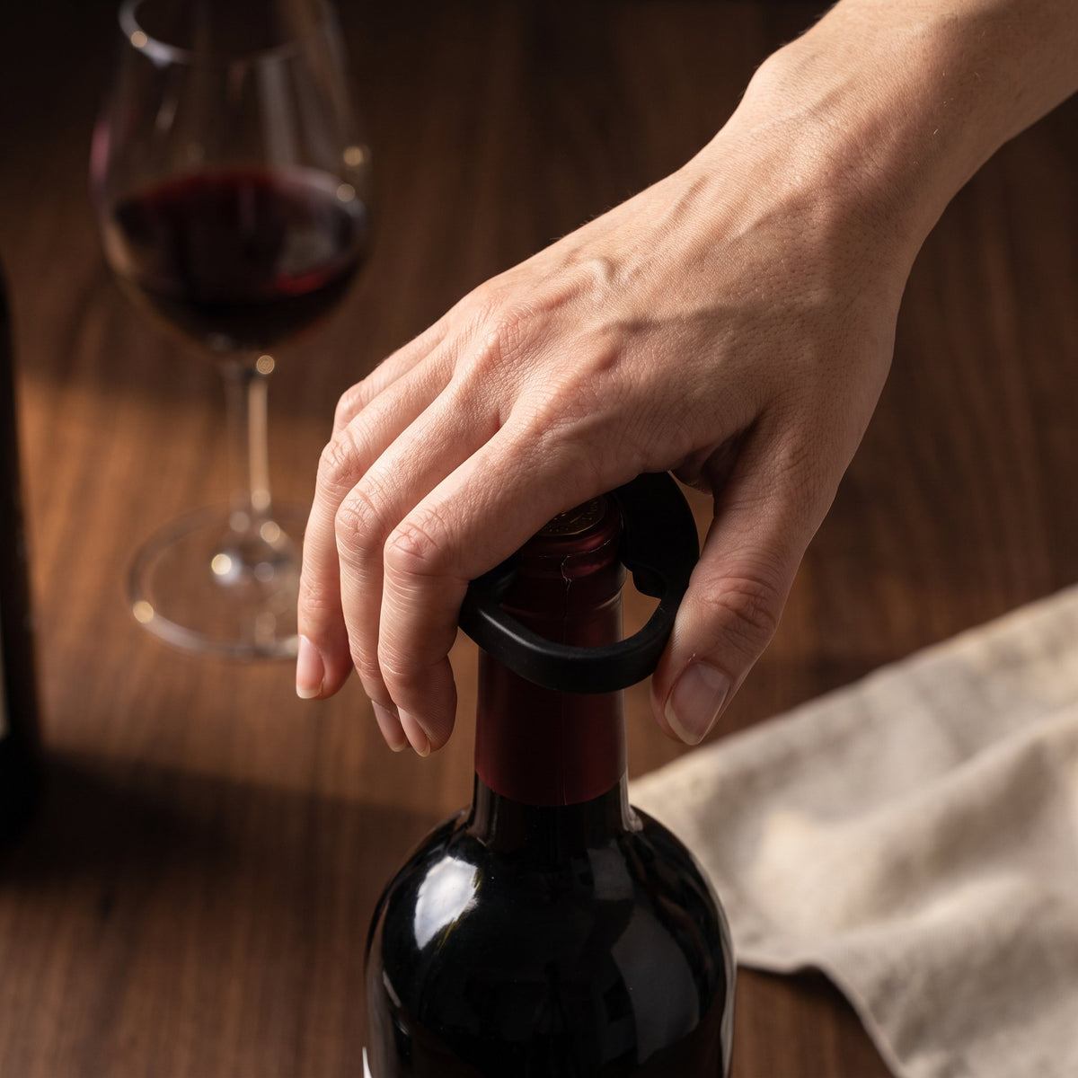 Coupe-capsule du coffret utilisé sur le col d'une bouteille de vin