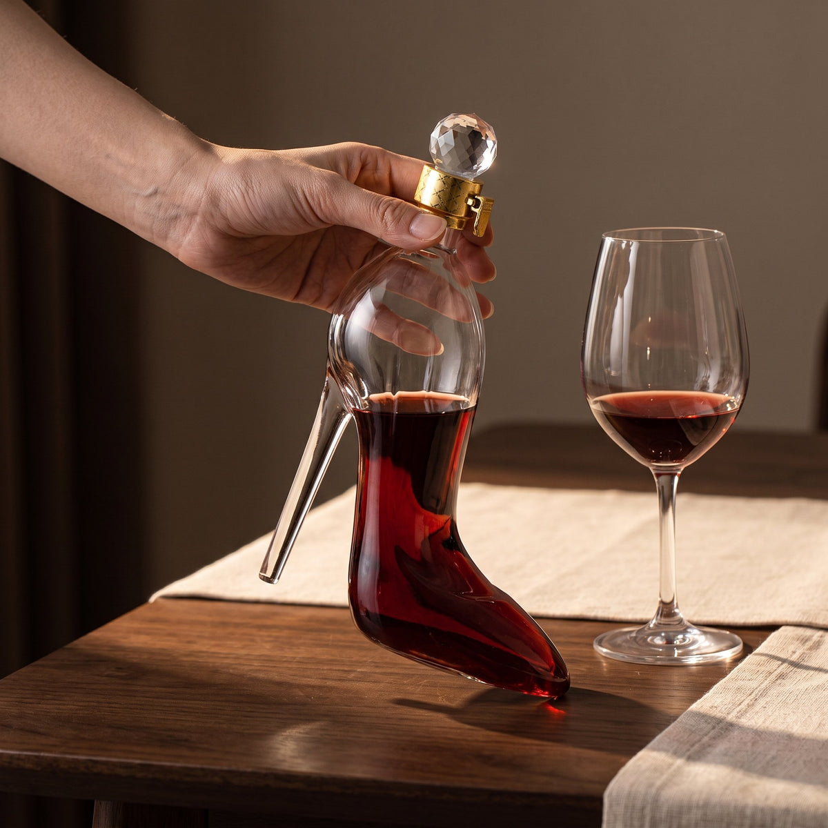 Carafe Talon Aiguille tenue en main, talon de verre