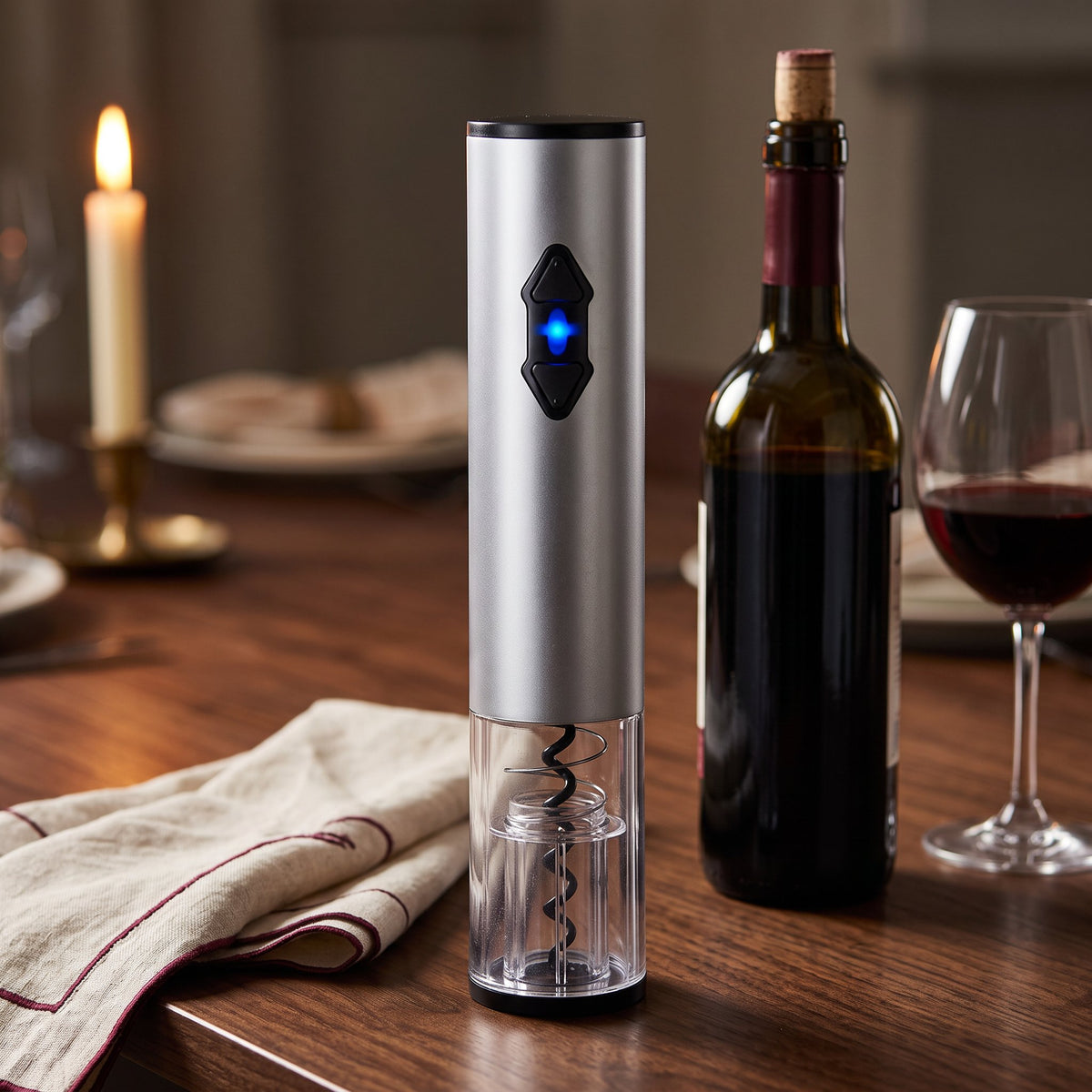 Tire-bouchon électrique Led sur une table de dîner en noyer avec bouteille et verre de vin rouge