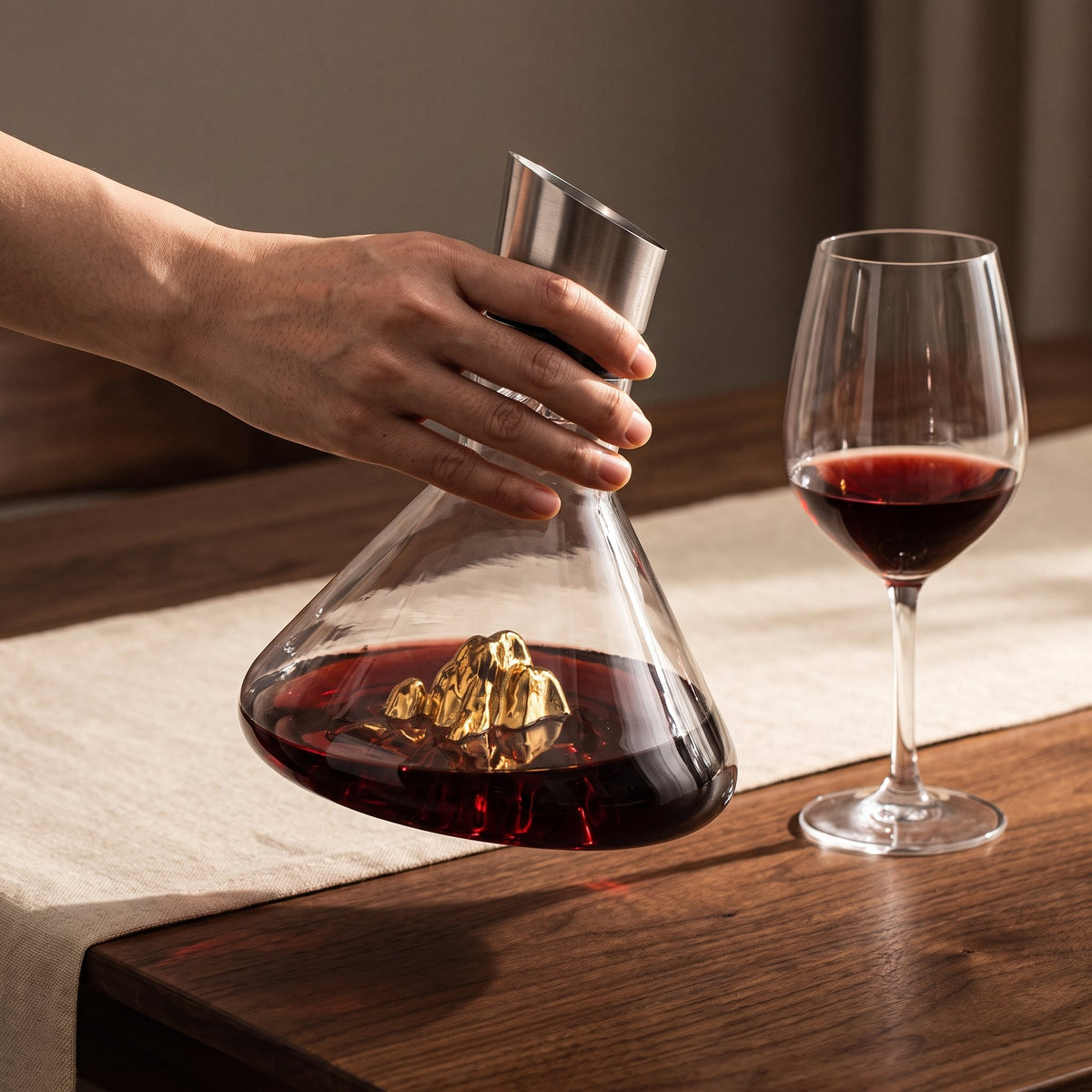 Carafe Iceberg Doré tenue en main au-dessus de la table