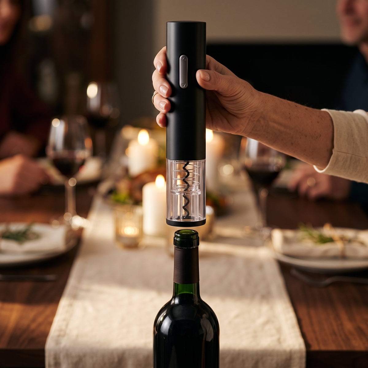 Tire-bouchon électrique Noir posé sur le goulot d'une bouteille de vin