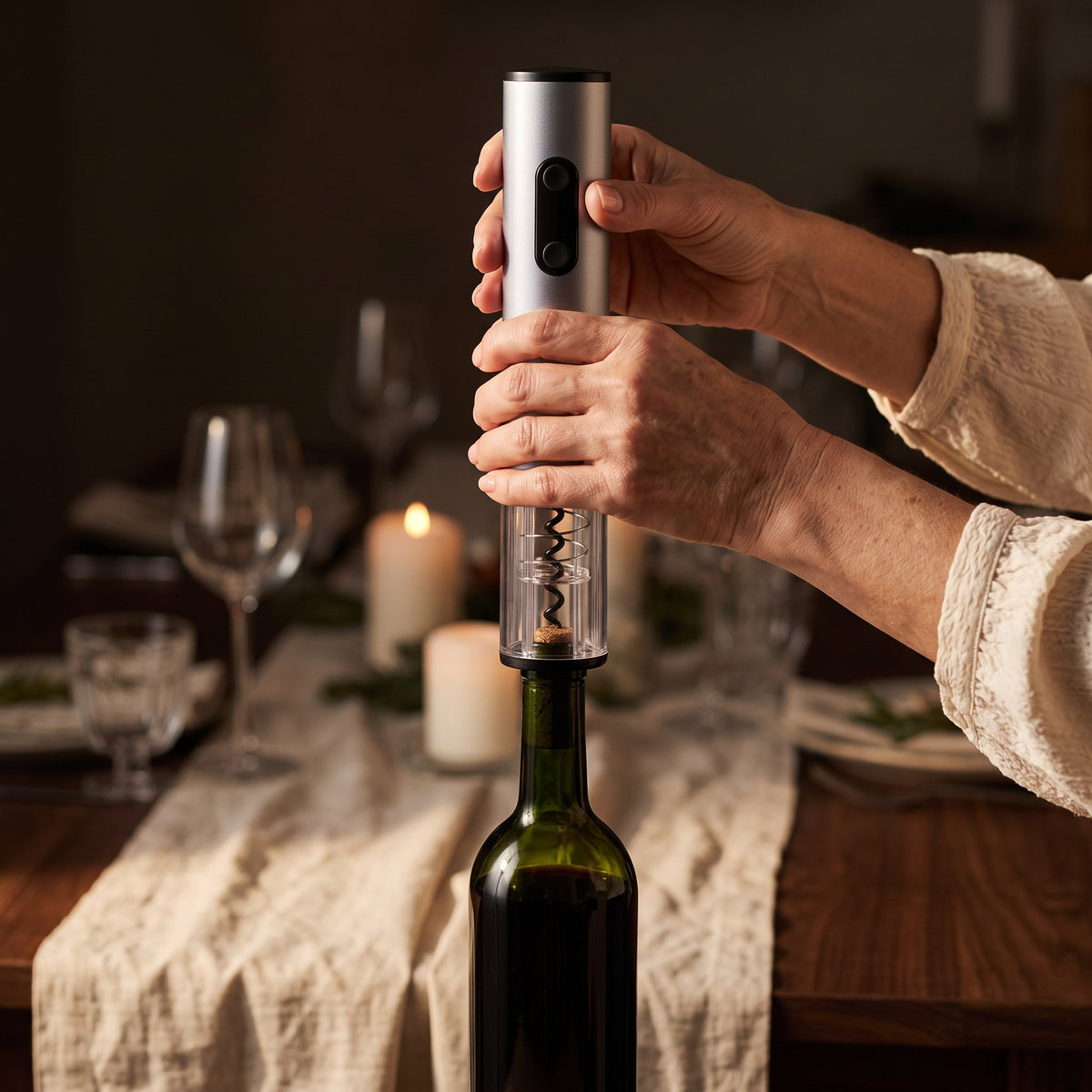 Tire-bouchon électrique Professionnel Gris posé sur le goulot d'une bouteille de vin