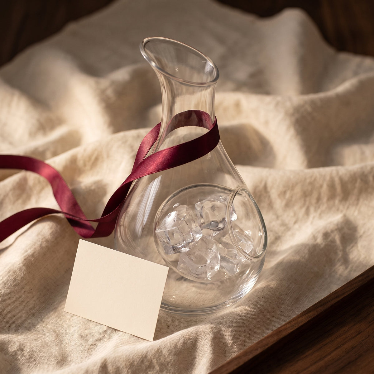 Carafe Ice-in Tall avec ruban cadeau bordeaux sur lin crème
