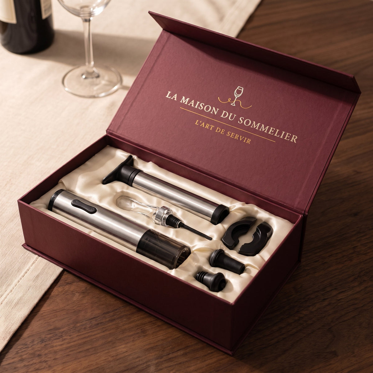 Coffret tire-bouchon électrique ouvert : écrin bordeaux avec insert crème et accessoires