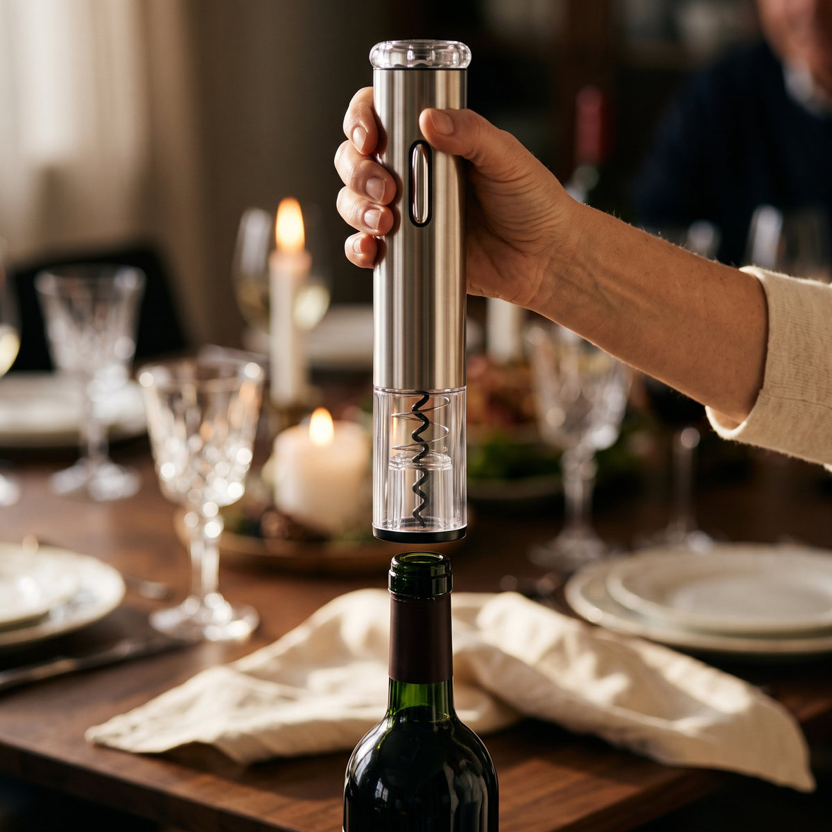 Tire-bouchon électrique avec Batterie posé sur le goulot d'une bouteille de vin