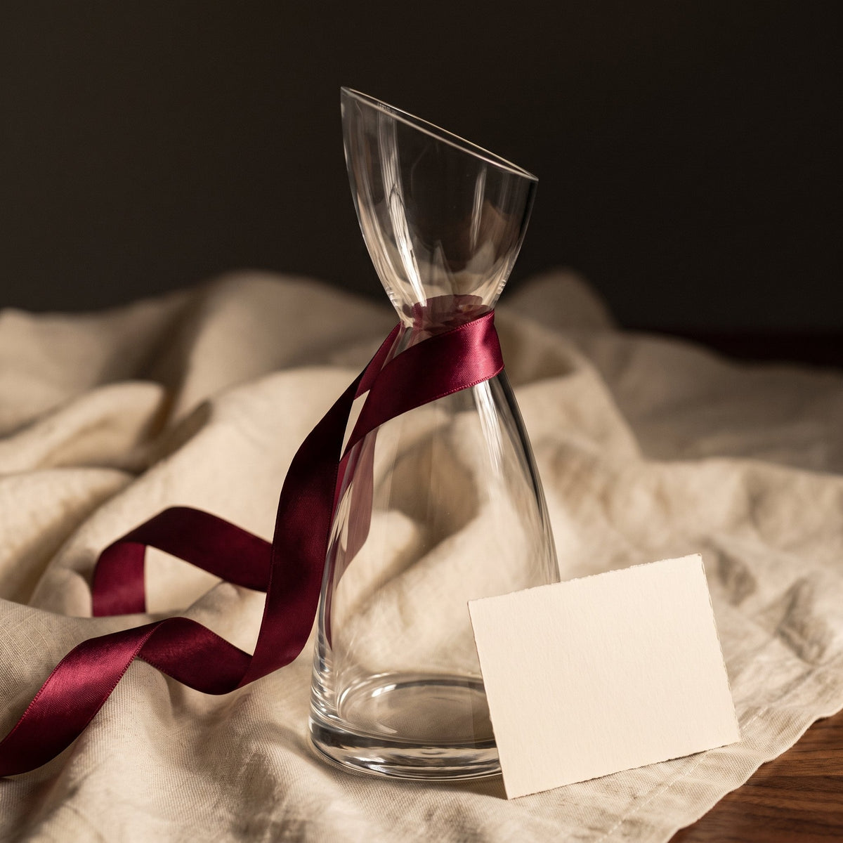 Carafe Lady avec ruban cadeau bordeaux sur lin crème
