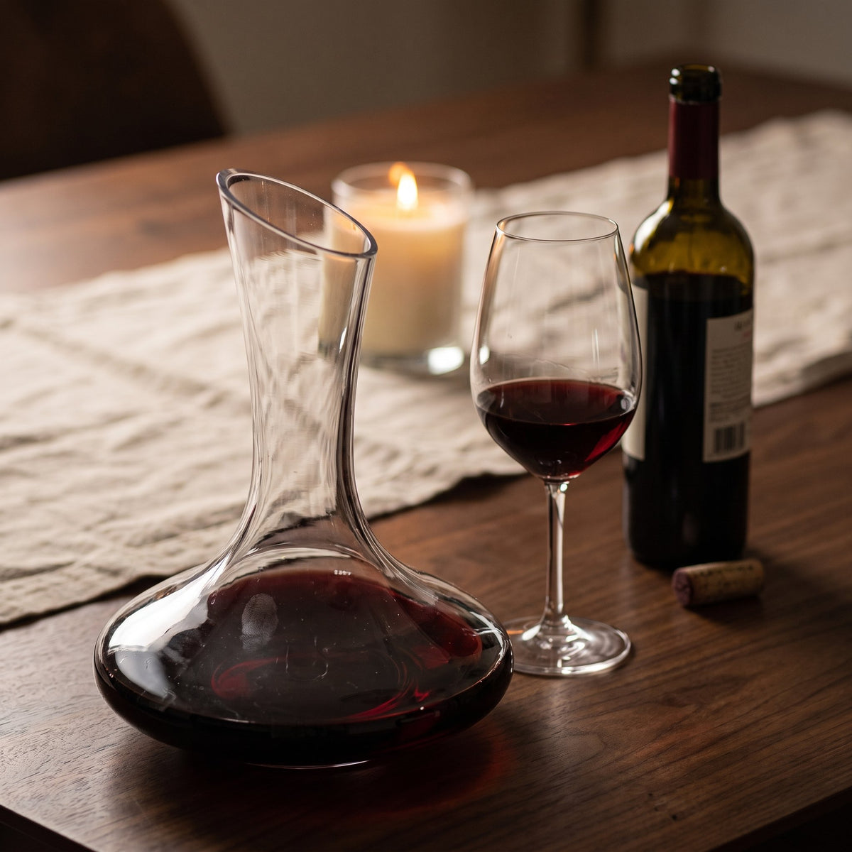 Carafe Najac, vin rouge sur table de dîner