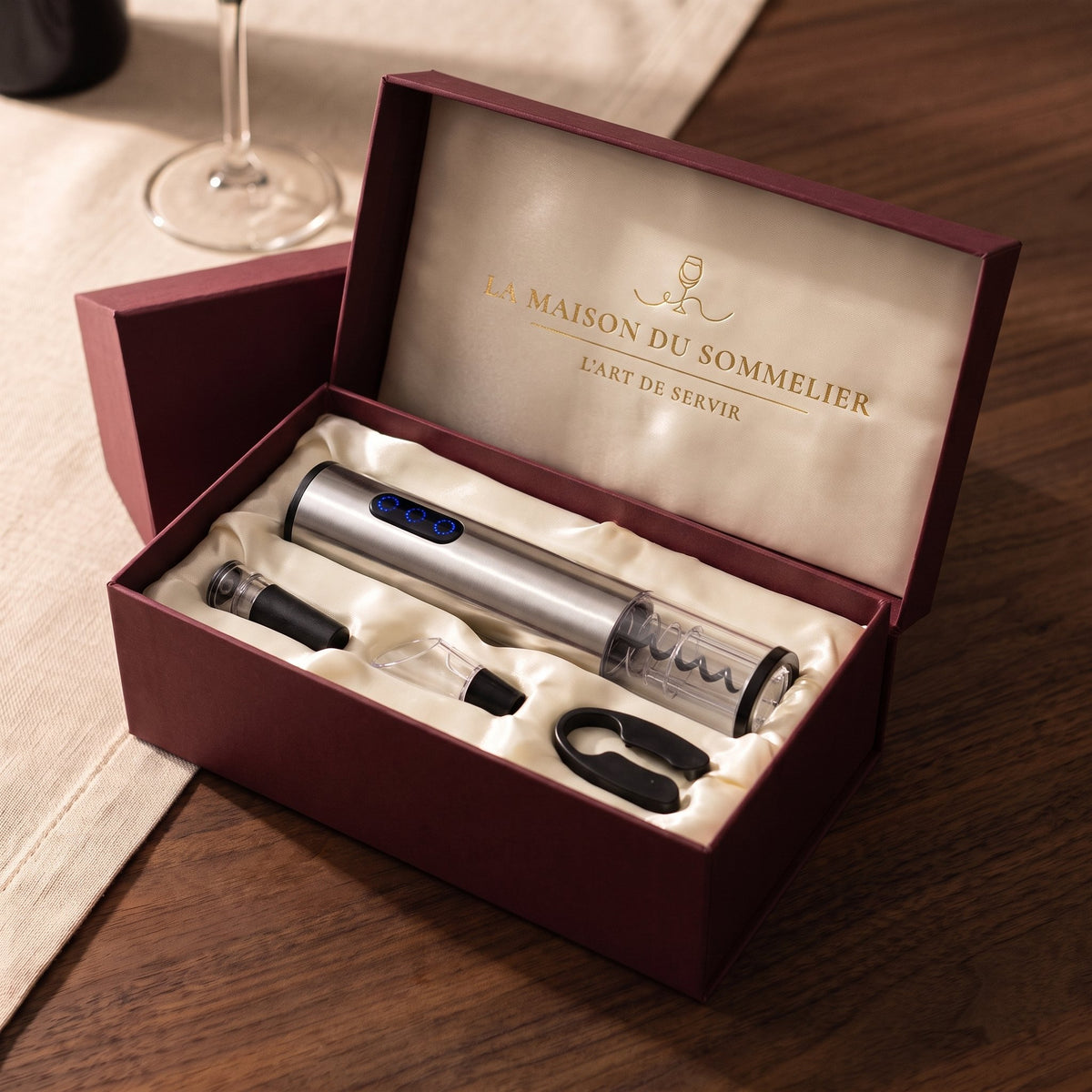 Coffret tire-bouchon électrique gris ouvert : écrin bordeaux avec insert crème et accessoires