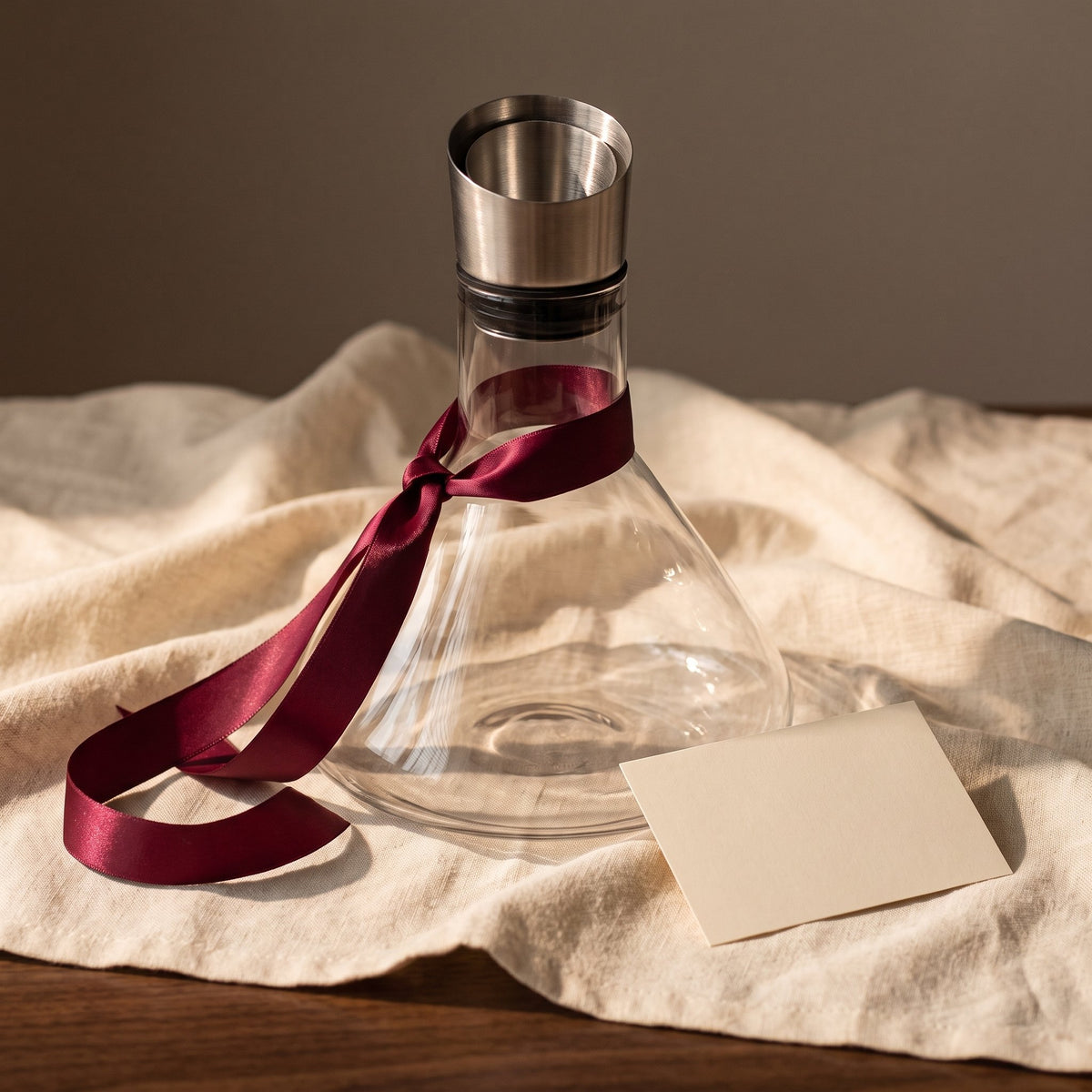 Carafe PepperMint avec ruban cadeau bordeaux sur lin crème