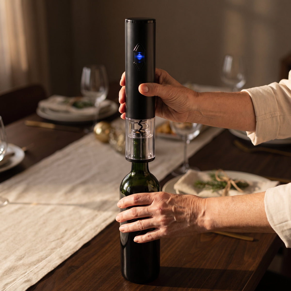 Tire-bouchon électrique Rapide noir présenté au-dessus de la table dressée — La Maison du Sommelier