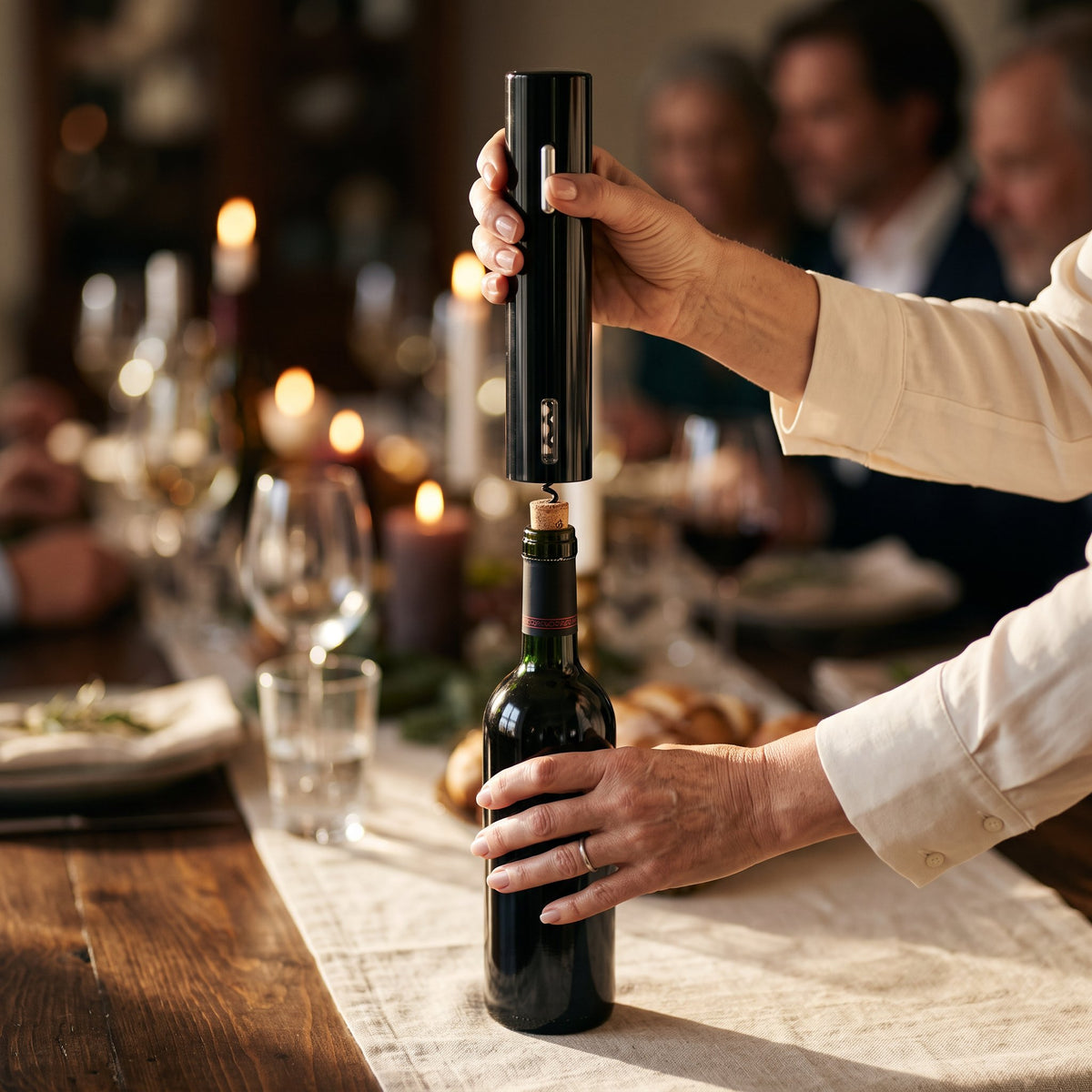 Tire-bouchon électrique de pro posé sur le goulot d'une bouteille de vin